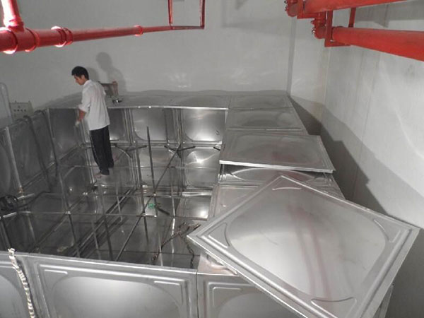 Stainless steel water storage tank cap installation